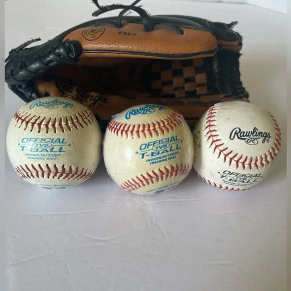 Rawlings PL100TB 10 inch right handed kids glove with 3 T-ball baseballs - Picture 2 of 9